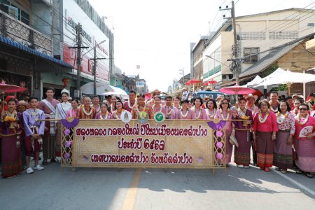 Foto de Lampang, Tailandia, 13 de abril de 2024: Artistas con hermosas mujeres y actores masculinos Hansom disfrazados al estilo Lanna participan en un desfile de Songkran para celebrar el Salung Luang Klong Yai Festival - Imagen libre de derechos