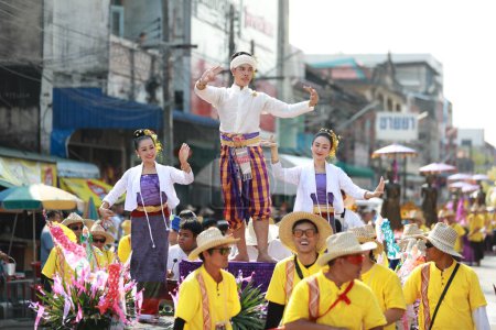 Foto de Lampang, Tailandia, 13 de abril de 2024: Artistas con hermosas mujeres y actores masculinos Hansom disfrazados al estilo Lanna participan en un desfile de Songkran para celebrar el Salung Luang Klong Yai Festival - Imagen libre de derechos
