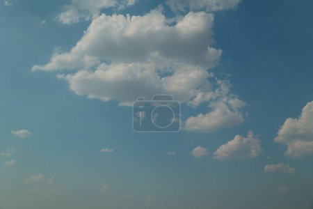 blauer Himmel weiße Wolken Hintergrund 