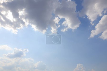 Téléchargez les photos : Ciel bleu nuages blancs fond - en image libre de droit