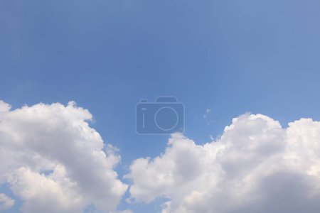 blauer Himmel weiße Wolken Hintergrund 