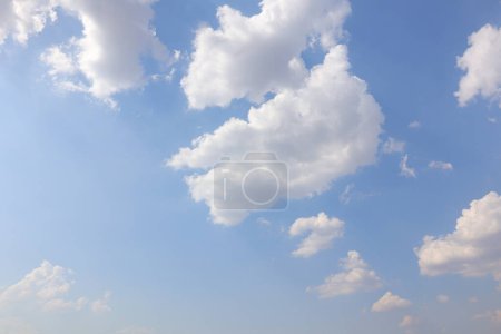 Téléchargez les photos : Ciel bleu nuages blancs fond - en image libre de droit