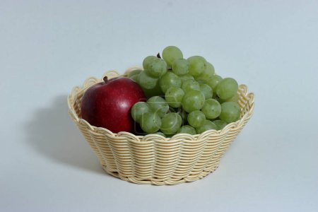 Téléchargez les photos : Fruits mûrs collection avec des raisins pour une alimentation saine plan sur fond blanc - en image libre de droit