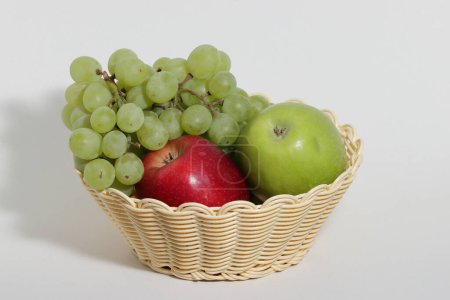 Téléchargez les photos : Fruits mûrs collection avec des raisins pour une alimentation saine plan sur fond blanc - en image libre de droit