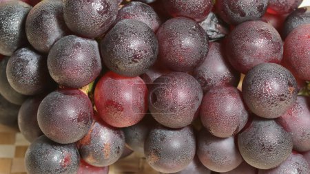Téléchargez les photos : Grappes de raisins mûrs sur fond de texture - en image libre de droit