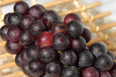 Téléchargez les photos : Raisins mûrs sur fond bois. Grappes de raisins mûrs - en image libre de droit