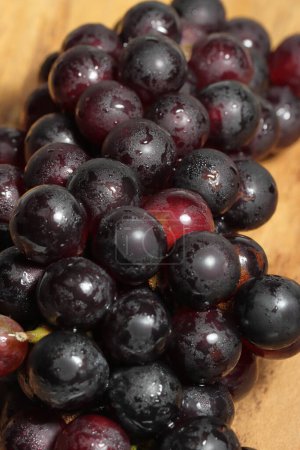 Téléchargez les photos : Raisins mûrs sur fond bois. Grappes de raisins mûrs - en image libre de droit