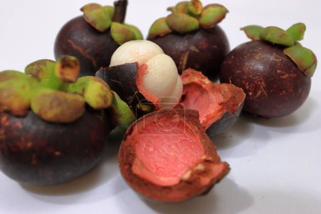 Foto de Purple mangosteen fruit with juicy core - Imagen libre de derechos