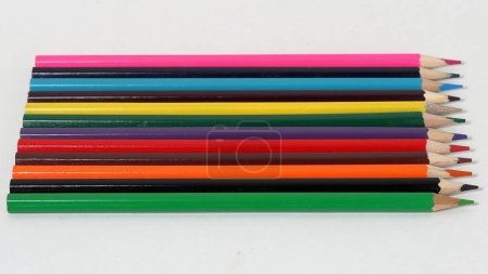 Lápices de color aislados sobre fondo blanco de cerca
