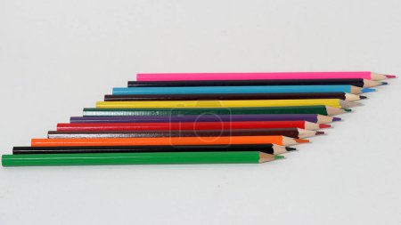 Crayons de couleur isolés sur fond blanc gros plan
