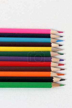 Crayons de couleur isolés sur fond blanc gros plan
