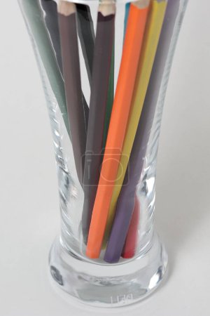 Bleistifte im Glas. Ein Bild von einer Reihe von Farbstiften