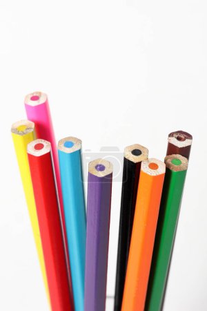 Crayons de couleur debout sur fond blanc. gros plan des crayons de couleur