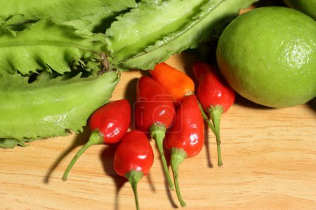 Légumes verts. Haricot ailé sur fond bois, Légumes biologiques du marché local en Asie du Sud-Est. Légumes verts sains