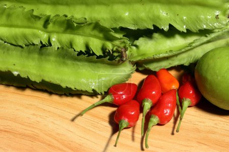 Verduras Verdes. Frijol alado sobre fondo de madera, Verduras orgánicas del mercado local en el sudeste asiático. Verduras verdes saludables