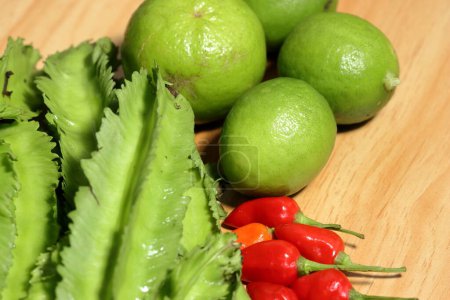 Verduras Verdes. Frijol alado sobre fondo de madera, Verduras orgánicas del mercado local en el sudeste asiático. Verduras verdes saludables