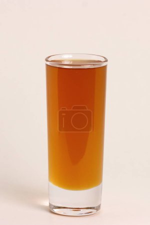 Frischer Honig. Glas aus natürlichen Waben