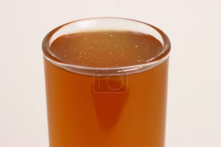 Frischer Honig. Glas aus natürlichen Waben