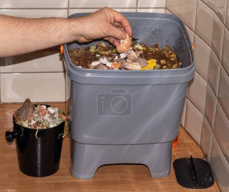 Bokashi Fermentations- und Kompostierungsmethode. Kompostierung in der Küche mit EM-wirksamen Mikroorganismen, die auf der Weizenkleie imprägniert werden, um Lebensmittel zu fermentieren