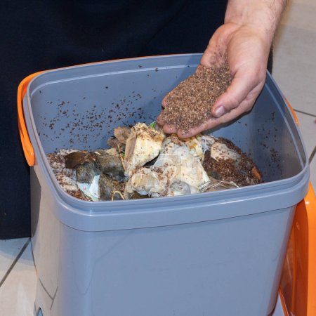 Bokashi Fermentations- und Kompostierungsmethode. Kompostierung in der Küche mit EM-wirksamen Mikroorganismen, die auf der Weizenkleie imprägniert werden, um Lebensmittel zu fermentieren