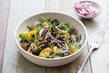 Foto de Vegan salad with roast chestnuts, mushrooms and potatoes - Imagen libre de derechos