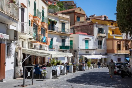 Téléchargez les photos : CETARA ITALIE - 27 AVRIL 2023 : Cetara est un village de pêcheurs traditionnel sur la côte amalfitaine avec une réputation de hotspot gastronomique - en image libre de droit