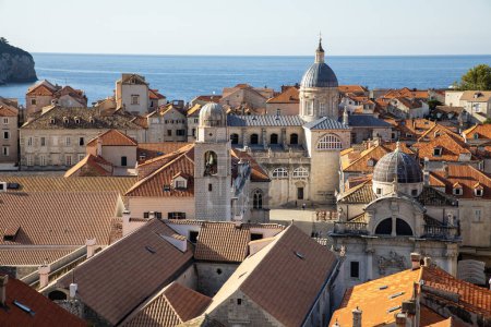 Foto de Dubrovnik, Croacia, 13 de septiembre de 2023: Vista de Dubrovnik desde las antiguas murallas de la ciudad - Imagen libre de derechos