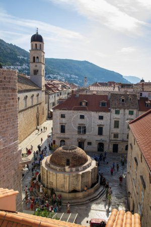 Foto de Dubrovnik, Croacia, 13 de septiembre de 2023: Ciudad vieja llena de turistas cerca de la iglesia de San Salvador y la fuente del Gran Onofrio en la ciudad de Dubrovnik - Imagen libre de derechos