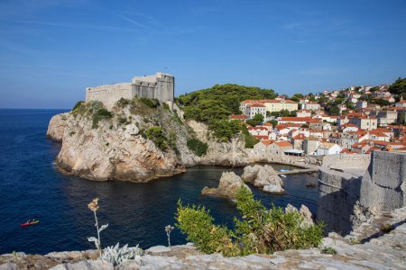 Foto de Dubrovnik, Croacia, 13 de septiembre de 2023: Fortalezas Lovrijenac y Bokar vistas desde las antiguas murallas del sur a. Croacia. Dalmacia del Sur. - Imagen libre de derechos