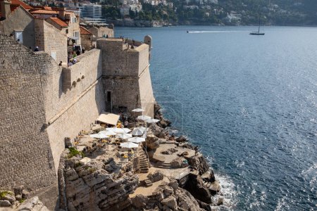 Téléchargez les photos : Dubrovnik, Croatie, 13 septembre 2023 : Restaurant sur les remparts de Dubrovnik - en image libre de droit