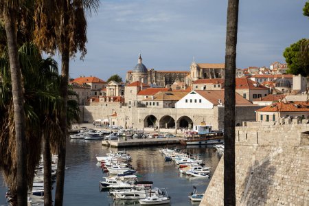 Foto de Dubrovnik, Croacia, 13 de septiembre de 2023: Vista del casco antiguo y del puerto de Dubrovnik - Imagen libre de derechos