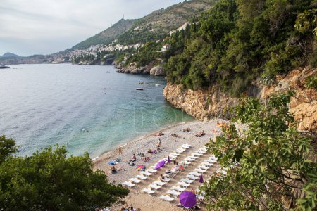 Foto de Dubrovnik, Croacia, 13 de septiembre de 2023: La gente disfruta de la playa de Sveti Jakov cerca de Dubrovnik - Imagen libre de derechos