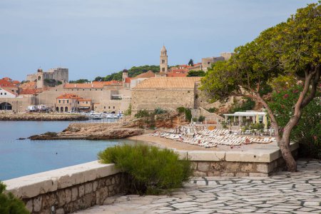 Foto de Dubrovnik, Croacia, 13 de septiembre de 2023: Playa de Banje y vista del casco antiguo - Imagen libre de derechos