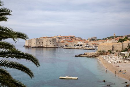 Foto de Dubrovnik, Croacia, 13 de septiembre de 2023: Playa de Banje y vista del casco antiguo - Imagen libre de derechos