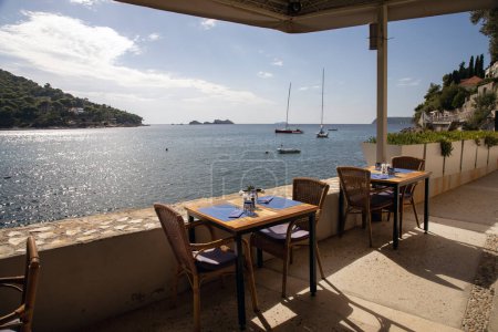 Téléchargez les photos : Dubrovnik, Croatie - 14 septembre 2023 : Restaurants le long de la promenade en bord de mer dans la banlieue de Dubrovnik de Lapad - en image libre de droit