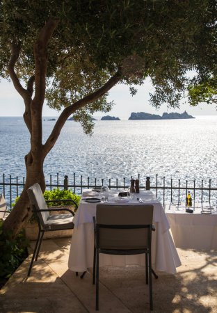 Foto de Dubrovnik, Croacia - 14 de septiembre de 2023: Restaurantes a lo largo del paseo marítimo en el suburbio de Dubrovnik de Lapad - Imagen libre de derechos