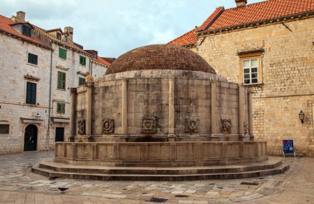 Foto de Dubrovnik, Croacia, 15 de septiembre de 2023: Gran Fuente de Onofrio en la Ciudad Vieja de Dubrovnik, Croacia - Imagen libre de derechos
