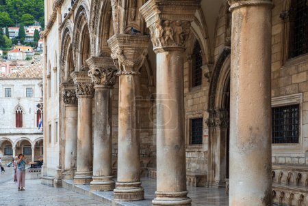 Foto de Dubrovnik, Croacia, 15 de septiembre de 2023: Palacio del Rector Gótico con construcciones renacentistas y arqueadas en Dubrovnik, Croacia. - Imagen libre de derechos