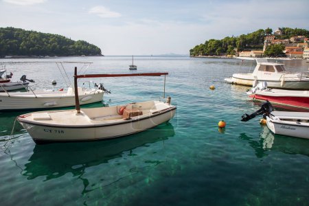 Foto de CAVTAT, CROACIA - 19 DE SEPETMEBER DE 2023: ciudad costera en la región sur de Konavle de Croacia es un hermoso destino de vacaciones cerca de Dubrovnik - Imagen libre de derechos