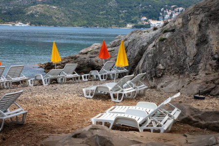 Téléchargez les photos : Plage de galets avec chaises longues à Cavtat, Croatie - en image libre de droit