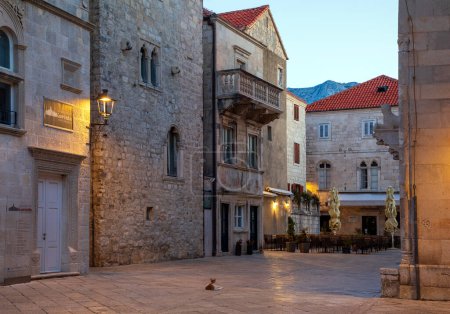 Foto de Korcula, Croacia, 17 de septiembre de 2023: Vista de la antigua calle en el casco antiguo de Korcula, Croacia - Imagen libre de derechos