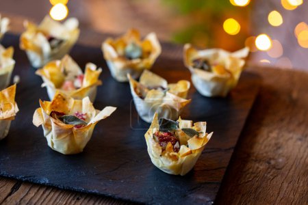 Téléchargez les photos : Canapés de Noël, tasses à filo avec figues et fromage bleu - en image libre de droit