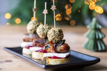 Foto de Canapés de Navidad con patatas asadas, pavo, relleno y salchichas - Imagen libre de derechos