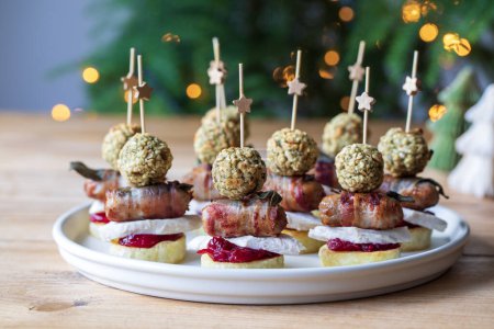 Téléchargez les photos : Canapés de Noël avec pommes de terre rôties, dinde, farce et saucisse - en image libre de droit