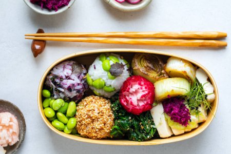 Téléchargez les photos : Déjeuner japonais avec tofu soyeux, onigiri, gomae aux épinards, poireaux miso et légumes marinés - en image libre de droit