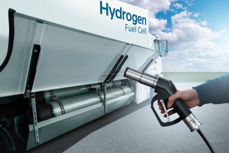 Hand mit H2-Düse auf dem Hintergrund eines Wasserstoff-Brennstoffzellen-Sattelzugs mit H2-Gasflasche an Bord. 