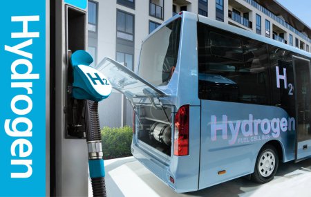 Ein Wasserstoff-Brennstoffzellenbus mit offener Haube und Wasserstofftank im Inneren.