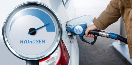 Nahaufnahme eines Brennstoffzellenautos mit angeschlossener Wasserstofftankdüse und Wasserstoffanzeige im Vordergrund. 