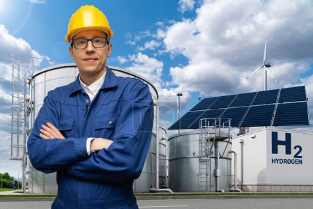 Ingenieur mit Helm vor dem Hintergrund einer Wasserstofffabrik 