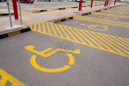 Behindertenparkplatz mit gelbem Symbol. Hochwertiges Foto